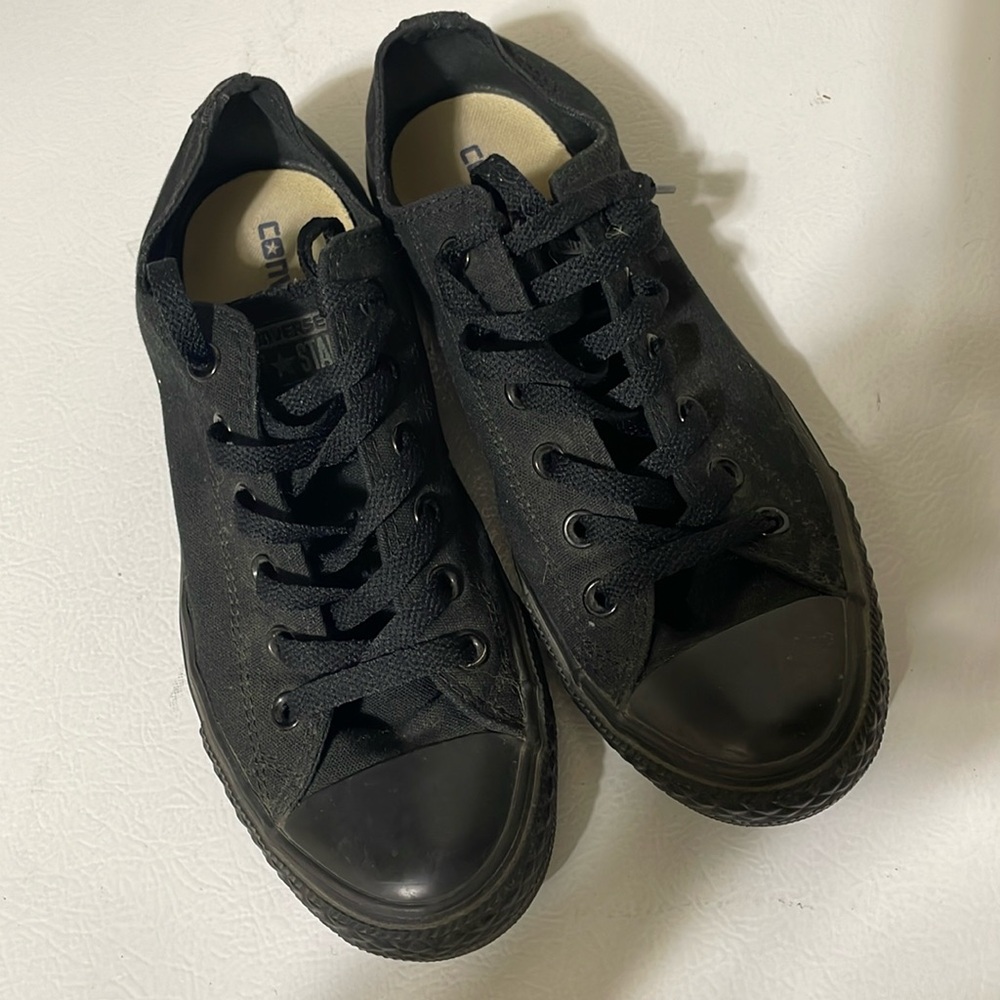 Converse Men's Black Sneakers. Very Good Condition. Size Men's 8, Women's 10.